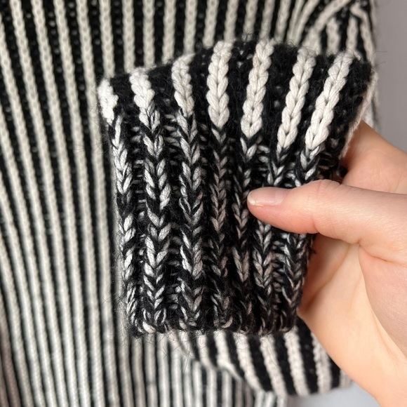 🏷️ 2/$20 Elizabeth and James Stripe Knit Sweater - Picture 3 of 8